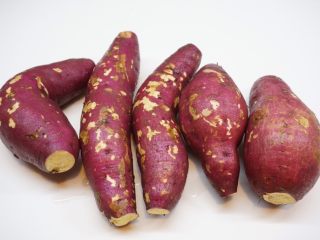 1、薯泥烩丸,番薯洗净