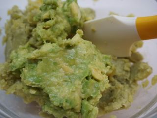 12、薯泥烩丸,加入牛油果碎，搅拌均匀