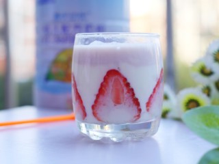 11、两分钟自制超nice的草莓奶昔,棒棒哒。