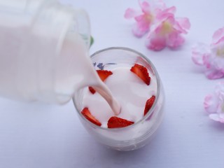 9、两分钟自制超nice的草莓奶昔,慢慢倒入杯中。