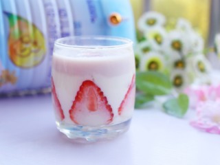 10、两分钟自制超nice的草莓奶昔,超好喝的草莓奶昔就做好啦。