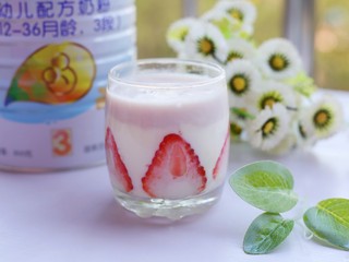 12、两分钟自制超nice的草莓奶昔,非常漂亮。