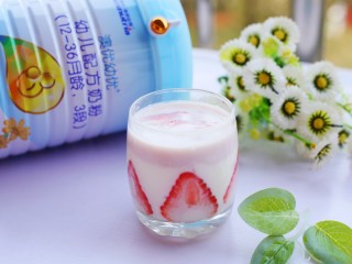 13、两分钟自制超nice的草莓奶昔,宝宝很喜欢。