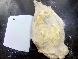 3、日式红豆包,加入室温软化好的黄油继续揉至扩展阶段。