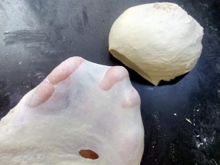 4、日式红豆包,能拉出半透明状的薄膜就可以了,破洞边缘呈锯齿状。