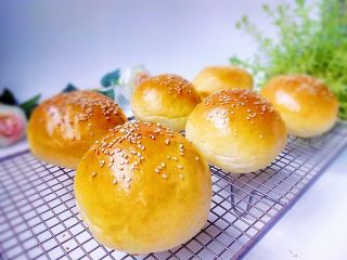 12、日式红豆包,出炉后端烤盘在桌面上轻震几下，震出内部热气，放在晾网上，冷却后装袋密封保存。