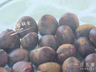 2、板栗泥 宝宝营养辅食，好吃又营养,板栗上锅蒸20分钟。