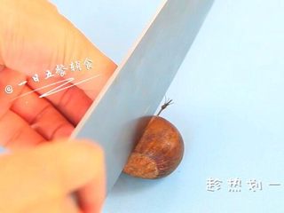 3、板栗泥 宝宝营养辅食，好吃又营养,趁热划一刀。