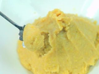 7、板栗泥 宝宝营养辅食，好吃又营养,吃不完放辅食冷冻格里，冻4小时以上即可取出来放保鲜袋，继续冷冻保存。