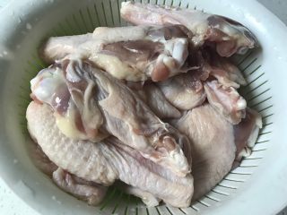 1、酱烧鸭翅根,鸭翅根解冻洗净,去除杂毛。