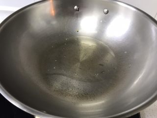 2、酱烧鸭翅根,大火起油锅