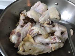 6、酱烧鸭翅根,放入豆瓣酱继续翻炒。