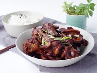 13、酱烧鸭翅根,装盘以后可以用香葱装饰,淋一小勺油浇在葱上,颜色更加漂亮!