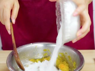 6、不煎不炸，健康养颜的美味——跨界南瓜饼,趁热加入澄粉