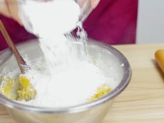 10、不煎不炸，健康养颜的美味——跨界南瓜饼,倒入糯米粉