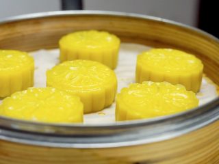 24、不煎不炸，健康养颜的美味——跨界南瓜饼,蒸好的南瓜饼晶莹剔透。