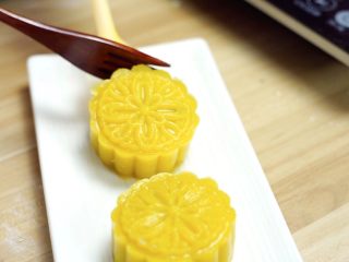 25、不煎不炸，健康养颜的美味——跨界南瓜饼,稍微放凉一点了取出装盘