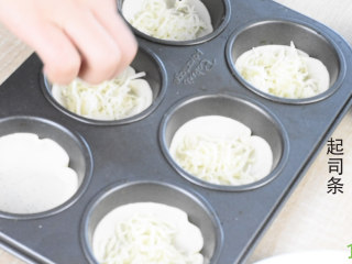 2、春天最适合补钙，长高——快手迷你披萨,放奶酪丝。