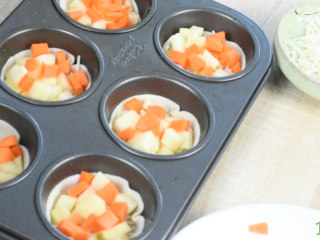 3、春天最适合补钙，长高——快手迷你披萨,放苹果和胡萝卜。