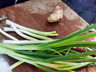 2、虫草花鸡汤,葱姜