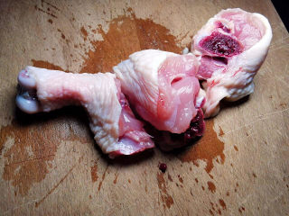 3、虫草花鸡汤,把鸡腿剁成三小段