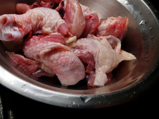 4、虫草花鸡汤,全部剁好装入盆中