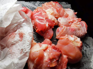 10、虫草花鸡汤,用厨房纸巾拭干