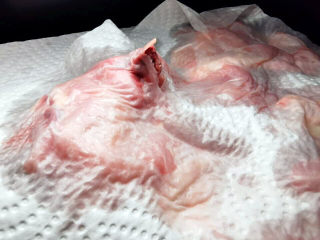 11、虫草花鸡汤,剁好的鸡骨头很尖锐，要小心