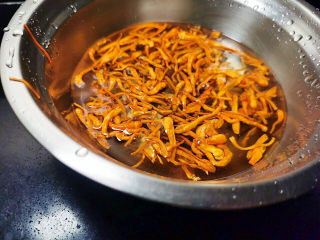 14、虫草花鸡汤,洗净泡开