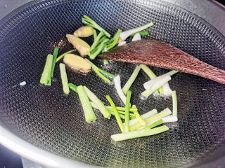 16、虫草花鸡汤,葱姜爆香