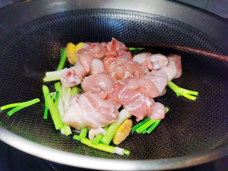 17、虫草花鸡汤,放入鸡块