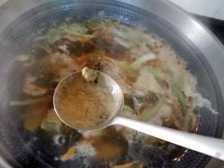 21、虫草花鸡汤,煮开，捞去浮沫