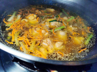 22、虫草花鸡汤,中小火煮，大约煮2～30分钟即可