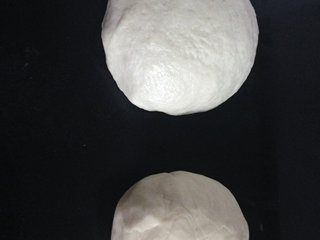 1、#中式点心#苏式鲜肉月饼,分别把油皮和油酥揉成面团，油皮室温松弛，油酥包保险膜放冰箱冷藏。