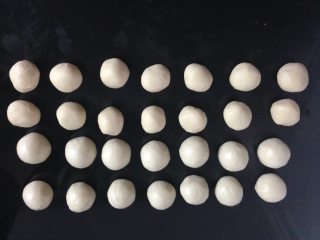 4、#中式点心#苏式鲜肉月饼,把松弛好的面团分别分割成油皮18克/个，油酥12克/个。