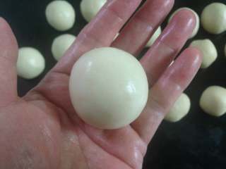 6、#中式点心#苏式鲜肉月饼,把油皮慢慢地往上推包住油酥，捏紧收口后滚圆。