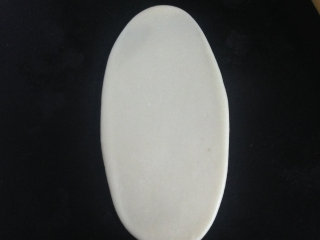 7、#中式点心#苏式鲜肉月饼,把一个包了油酥的面团擀成长舌状。