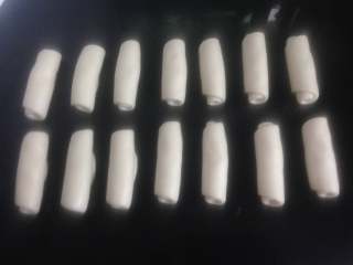 8、#中式点心#苏式鲜肉月饼,然后从上往下卷起。