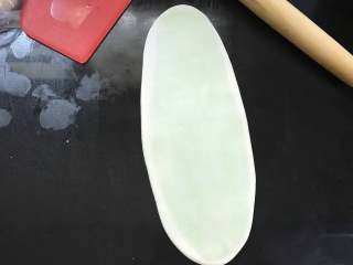 9、#中式点心#苏式鲜肉月饼,把卷起的卷再次擀开。