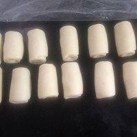 10、#中式点心#苏式鲜肉月饼,再次卷起成短卷。