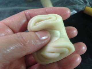 11、#中式点心#苏式鲜肉月饼,把擀卷松弛好的面团如图对折。