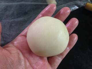 13、#中式点心#苏式鲜肉月饼,捏紧收口后滚圆。