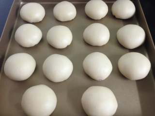 14、#中式点心#苏式鲜肉月饼,包好后放入烤盘。