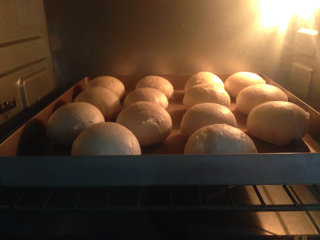 15、#中式点心#苏式鲜肉月饼,全部完成后入预热好的烤箱，中层，200度，30分钟左右。