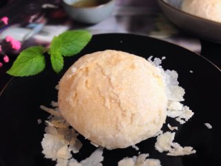 16、#中式点心#苏式鲜肉月饼,烤好后拿出晾凉。