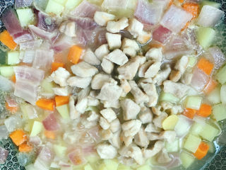 10、咖喱饭????,倒入猪肉粒一起煮5分钟。