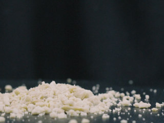 1、【明·四色汤圆】爱元宵三五风光，月色婵娟，灯火辉煌,熟花生擀碎，拌入蜜樱花增加风味，加少许猪油搅拌均匀。