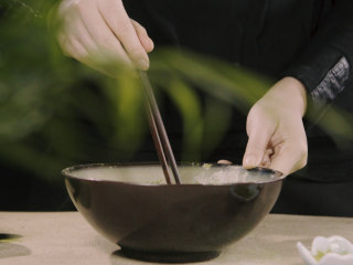 2、【明·四色汤圆】爱元宵三五风光，月色婵娟，灯火辉煌, 糯米粉和抹茶粉加入水揉匀成团，切一块煮熟再揉回面中。