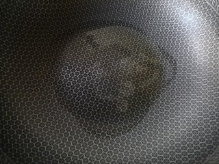 10、至尊牛肉小披萨,锅中适量油橄榄油烧热。