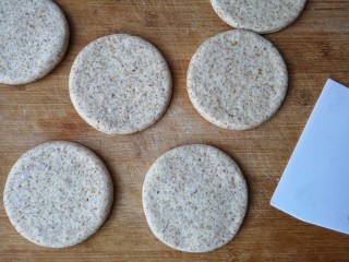 14、至尊牛肉小披萨,将揉好的面团分成大小均匀的面剂，按扁，擀薄成小圆饼。